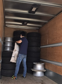 トラックへ積み込む様子